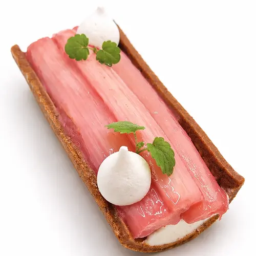 rhubarbe pochée dans son jus marinée à l'hibiscus, chèvre frais sucré et assaisonné à l'huile d'olive, gel rhubarbe, pâte sucrée noisette comme une tartelette